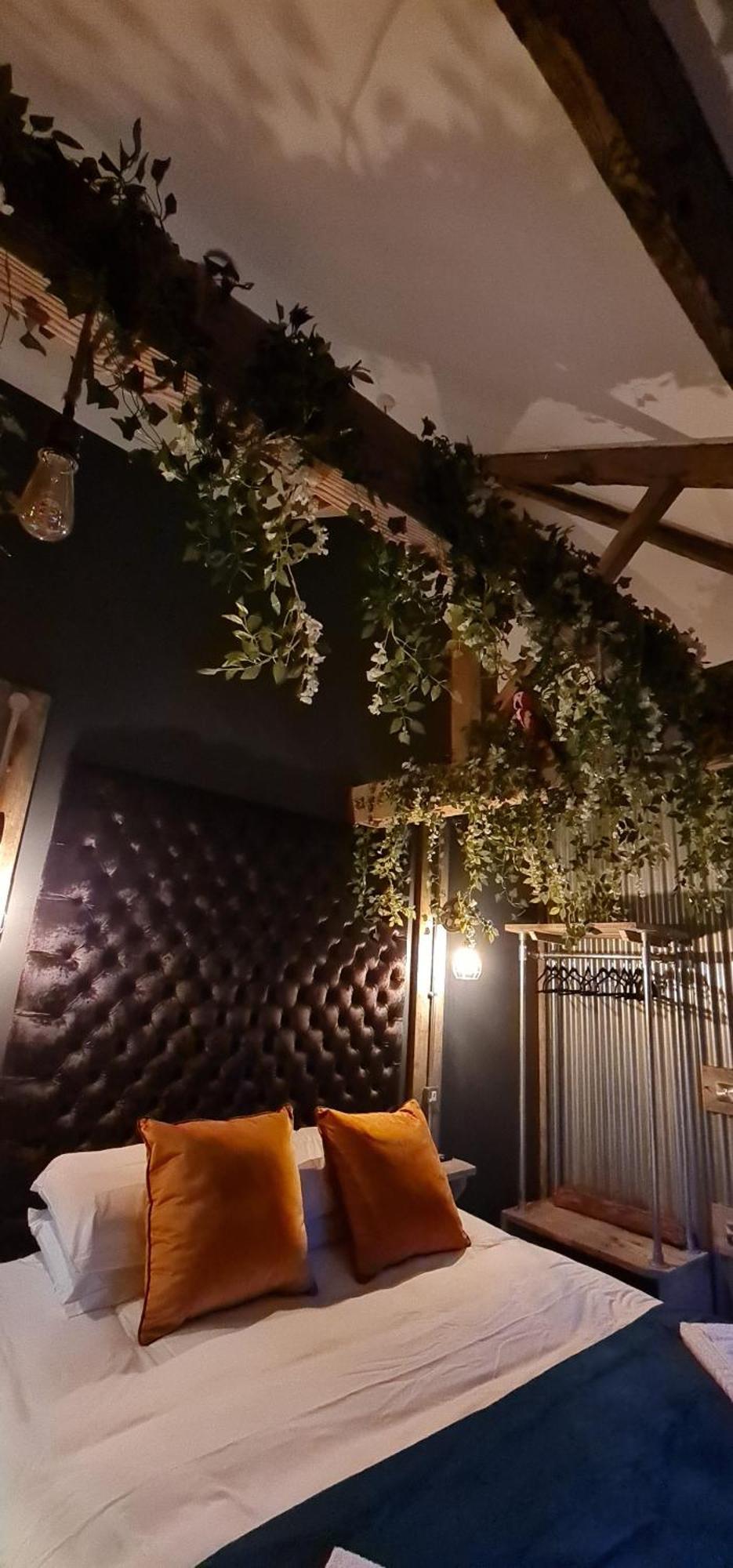 The Waterside Bar, Rooms & Restaurant Swinton  Rum bild