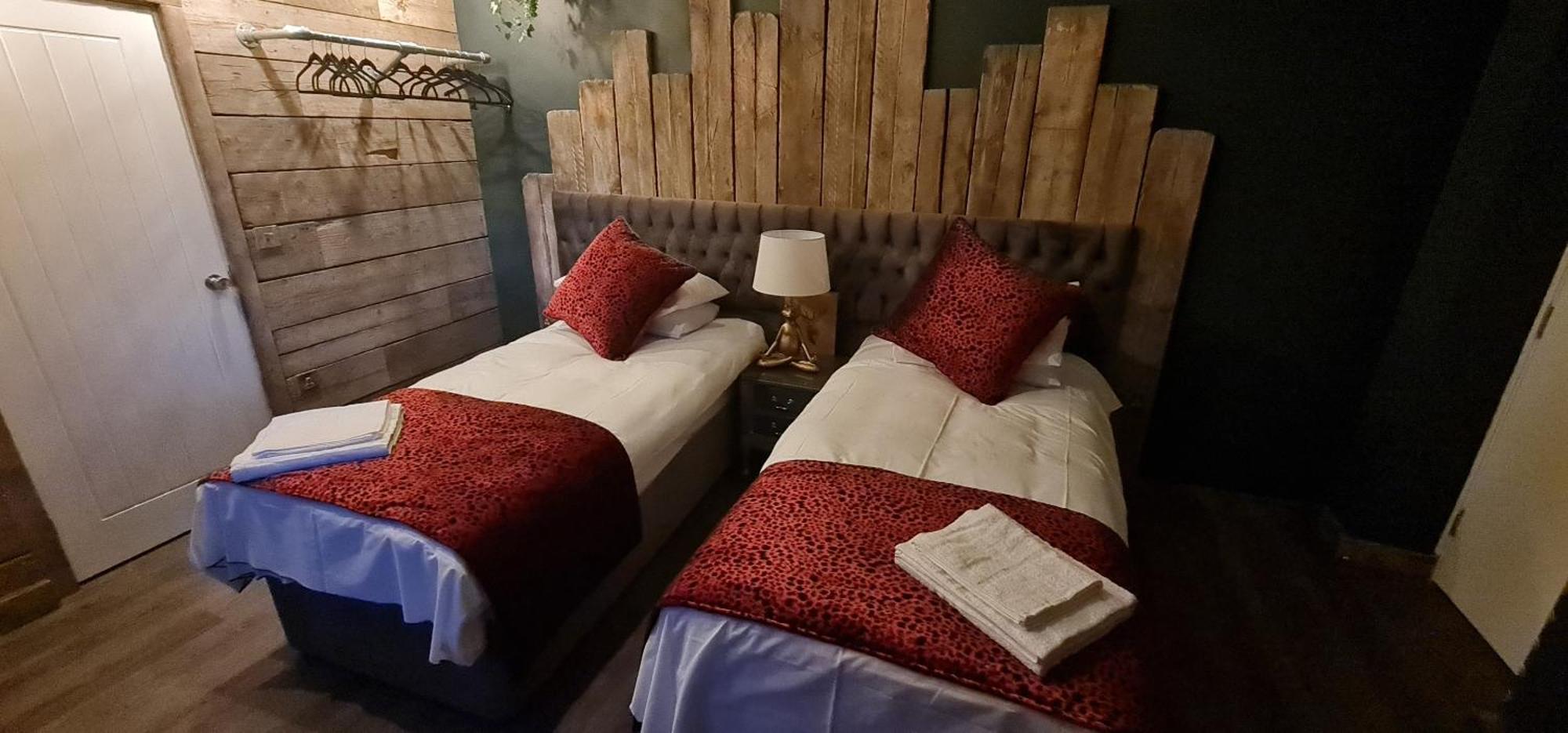 The Waterside Bar, Rooms & Restaurant Swinton  Rum bild